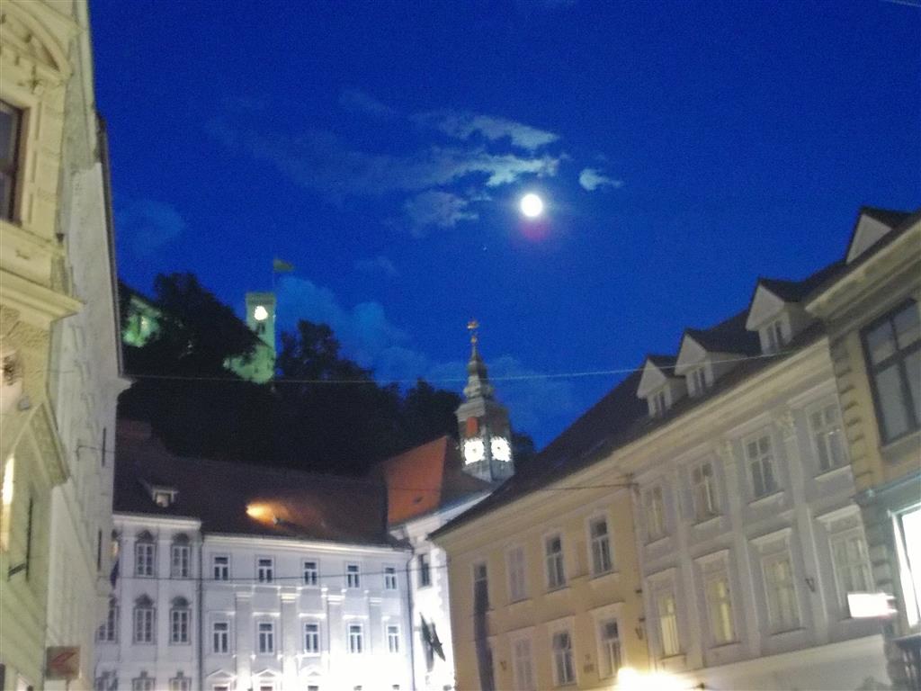 La luna splende sulla capitale slovena dopo l'unico temporale di tutto il viaggio.jpg