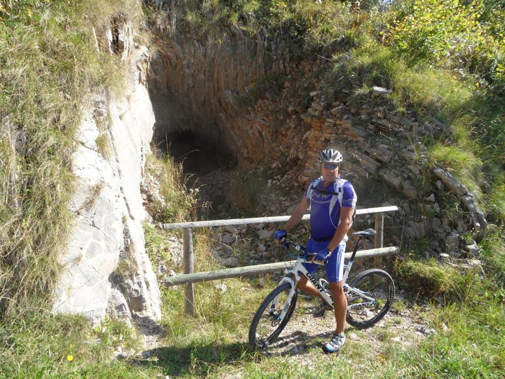 una delle caverne di difesa del Monte Piatto, catena del Kolovrat.jpg