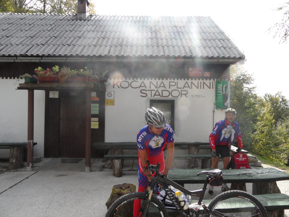 una prima sosta al primo rifugio...jpg
