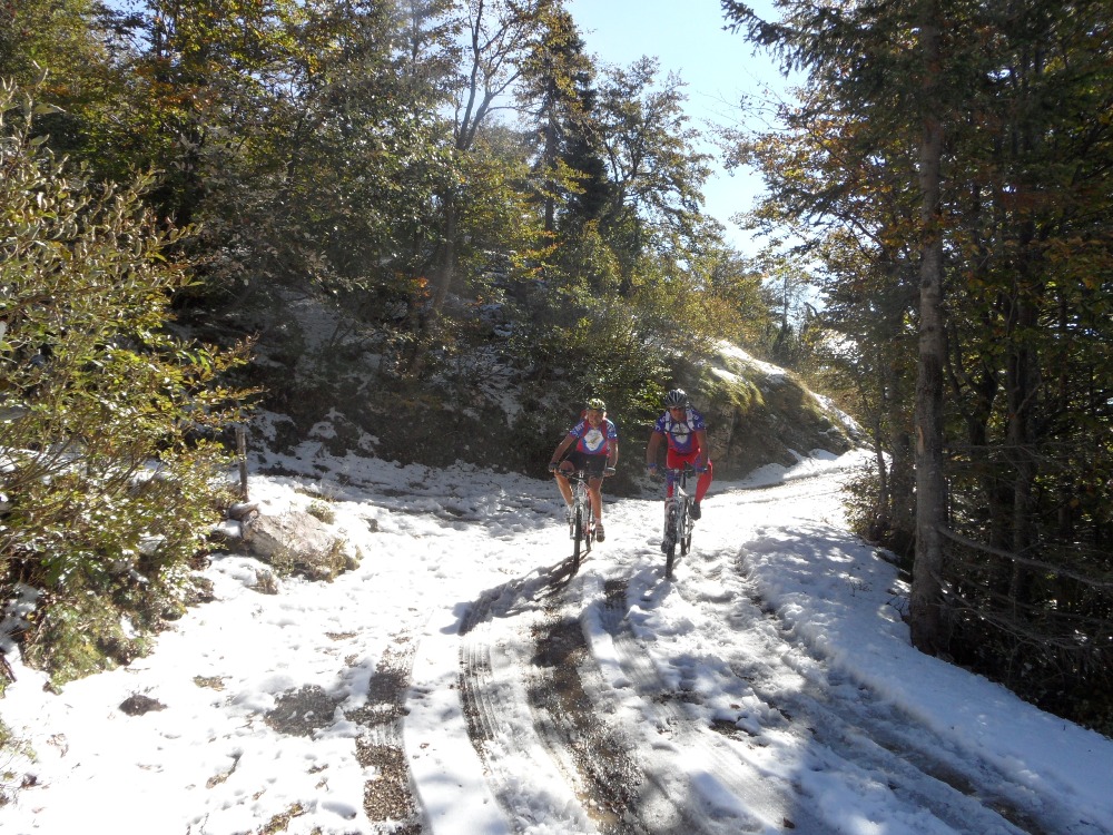 prima pedalata sulla prima neve della stagione caduta qualche giorno prima...siamo a quota 1.250 e proseguiamo verso Planina Razor.jpg