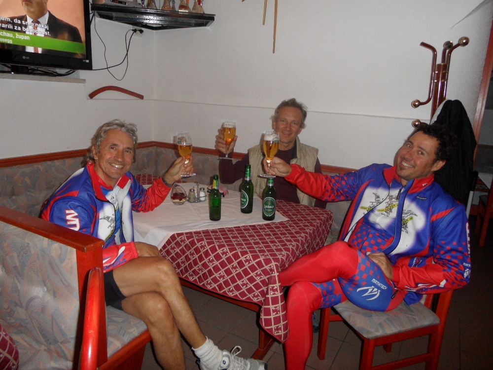 brindisi conclusivo di fine gita a Cighinio, aspettando le pizze.
Anche questa e' fatta!.jpg