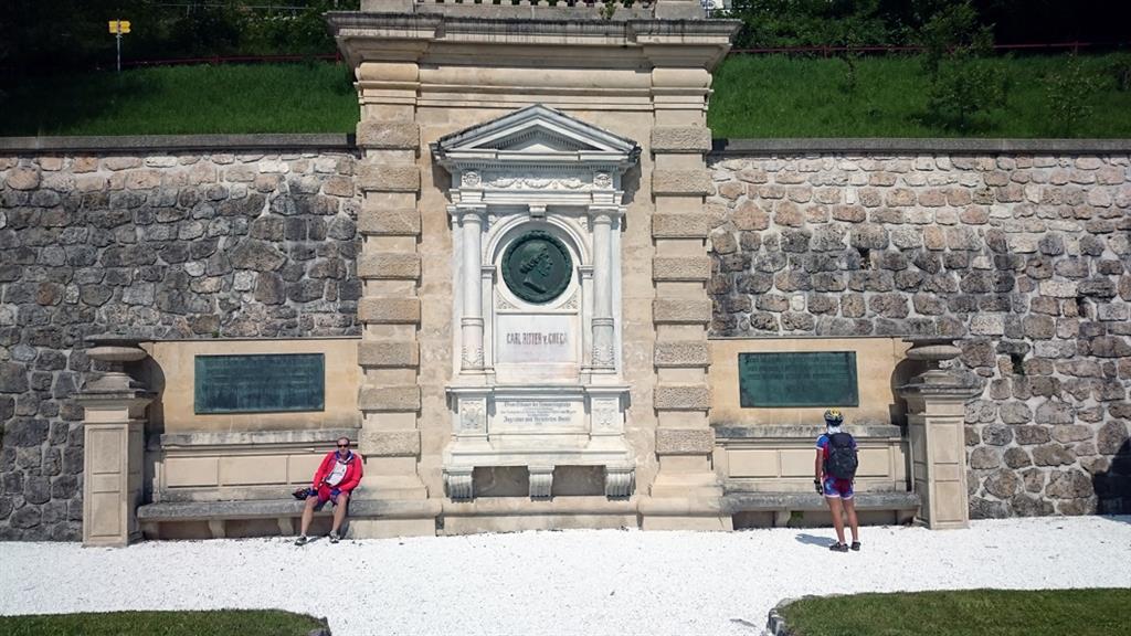 Monumento all'ing. Carlo Ghega in stazione di Semmering, progettista dell'ardita tratta ferroviaria di montagna lungo la Südbahn (ferrovia Meridionale) Trieste-Vienna.jpg