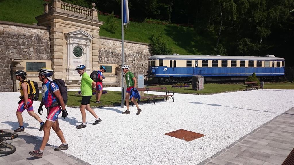 Dopo un occhiata alla famosa stazione ferroviaria si torna alle biciclette.jpg