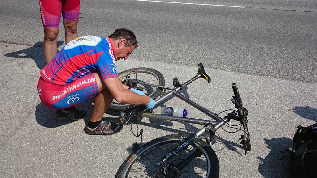 Lungo la veloce discesa verso Gloggnitz Grande Naso rompe la catena.jpg